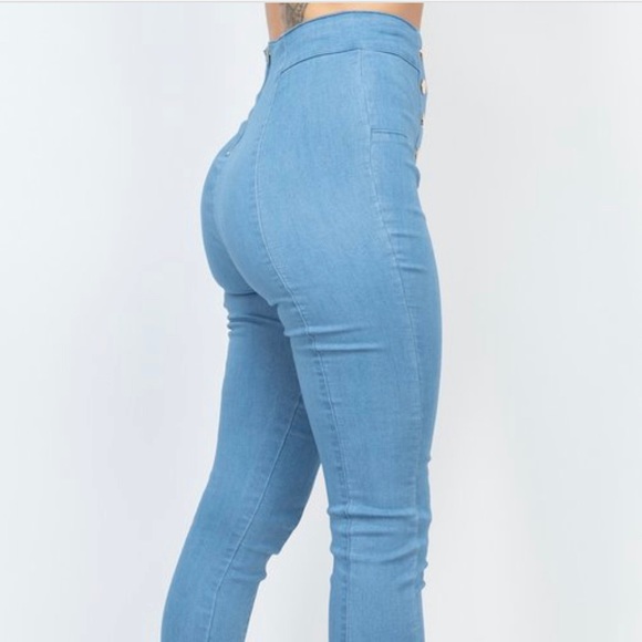 NEW TRENDY MEDIUM WASH DENIM WOMEN HIGH WAIST JEANS GOLD BUTTON DETAILS - Picture 4 of 9